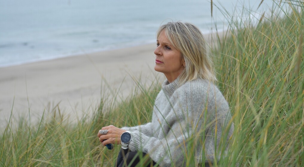 Foto: Helle Thorngaard Jessen Lisa Næblerød sidder i klitterne