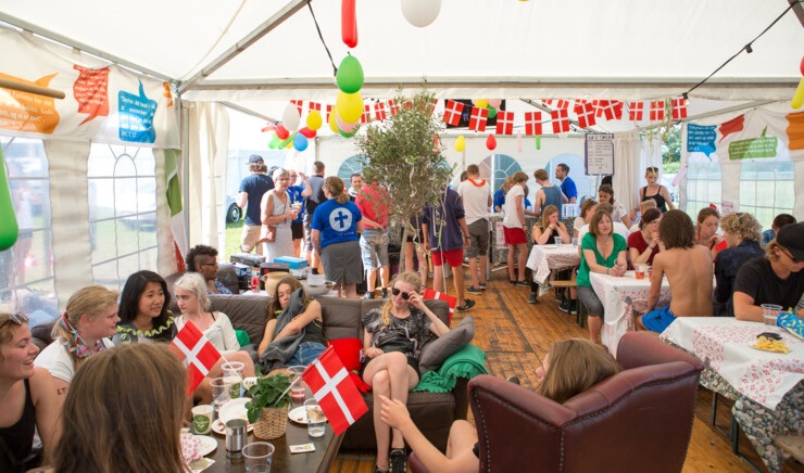 Telt pyntet med flag og balloner indeni