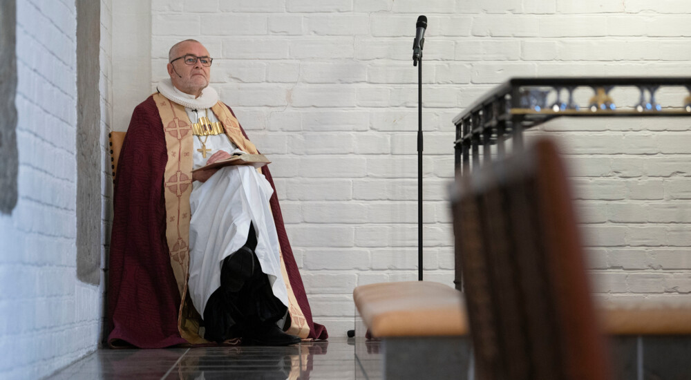 Henning Toft Bro sidder i hjørne af kirke