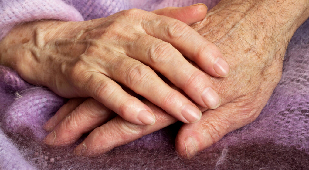 Hænder hånd håb nærvær død sygdom alderdom sjælesorg