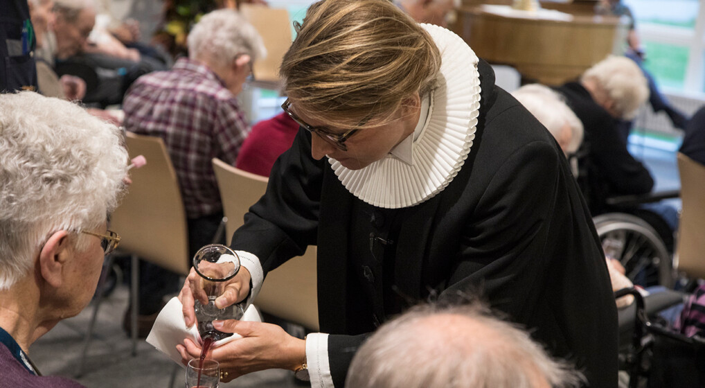 Nadver på Århus Friplejehjem Præst hælder nadvervin op i glas