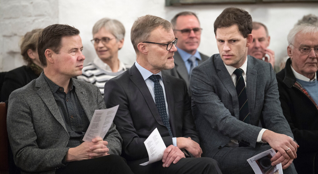 Billedet skal krediteres! Foto: Lars Horn/Baghuset Tre mænd i jakkesæt sidder ved siden af hinanden