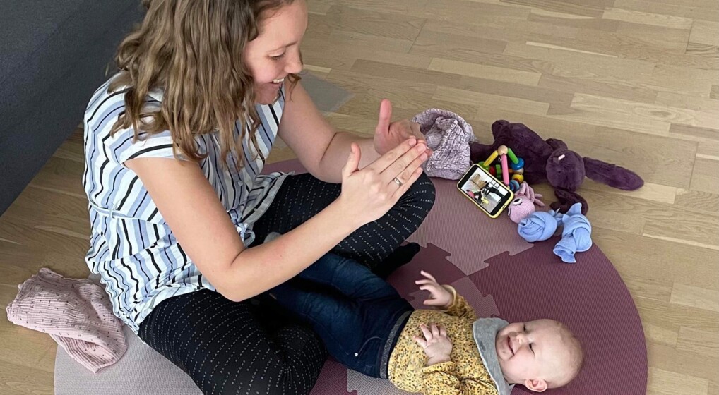 Mor og baby på gulvet